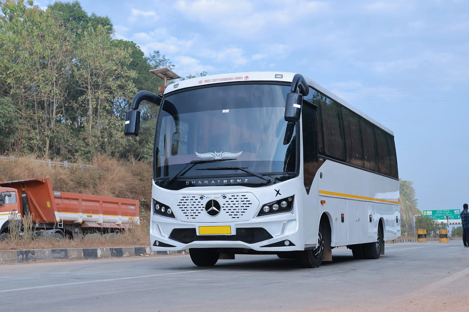 Bharat Benz Navigo – 22-Seater AC Push Back